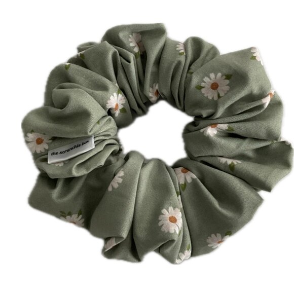 Regular Scrunchie- Sage Green W/Daisies - Picture 1 of 1